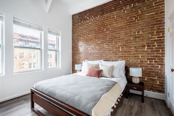 2 bedrooms, iron/ironing board, WiFi, bed sheets - Sleek, Dupont Circle 2BR nr. U Street, Metro & Glen’s Mkt, by Blueground (Washington, D.C.)