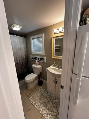 Combined shower/bathtub, toilet paper