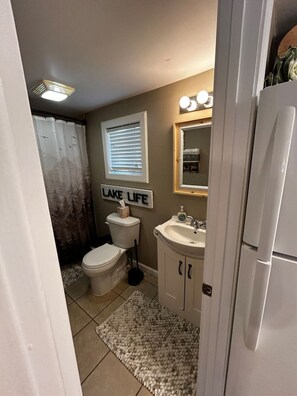 Combined shower/tub, toilet paper
