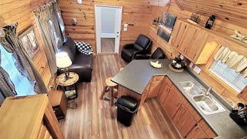 House (IDA_Getaway) | Private kitchen | Fridge, microwave, coffee/tea maker, cookware/dishes/utensils