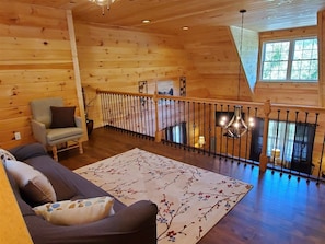 Hus (River_Rock_Cabin) | Vardagsrum | Tv och eldstad