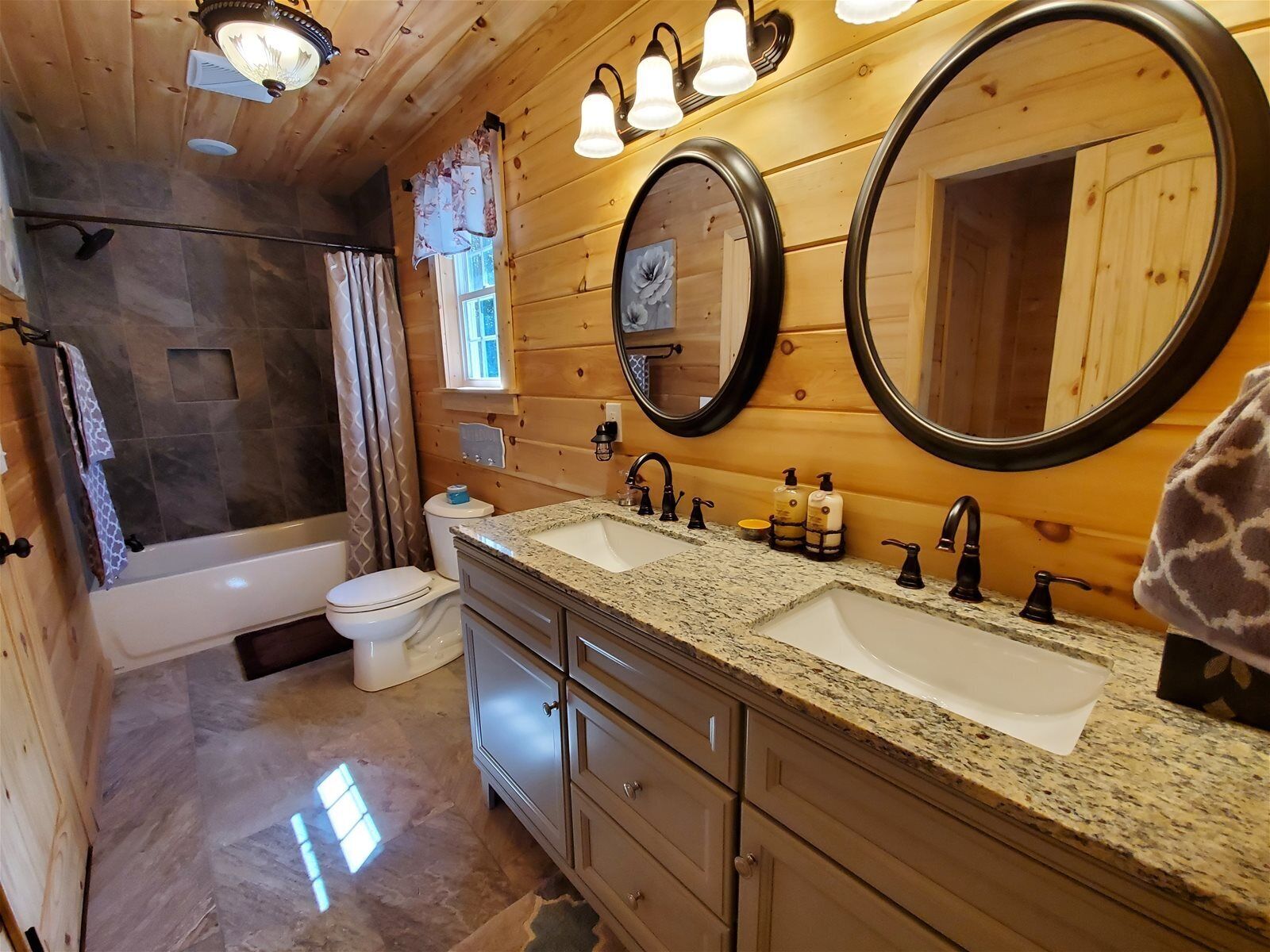 House (River_Rock_Cabin) | Bathroom