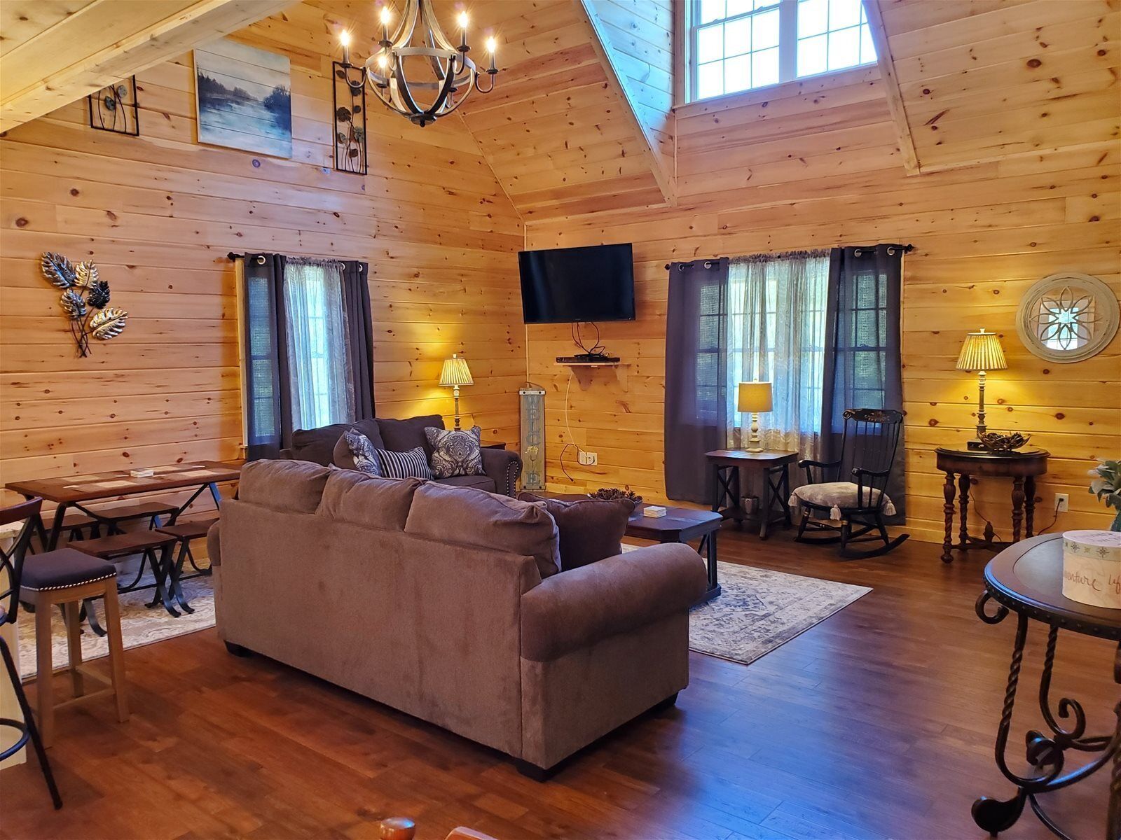 Nhà (River_Rock_Cabin) | Phòng khách | TV, lò sưởi 