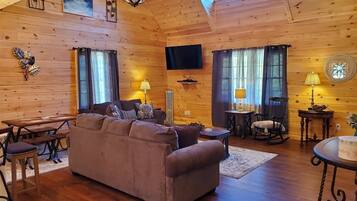 Nhà (River_Rock_Cabin) | Phòng khách | TV, lò sưởi