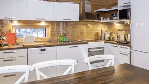 Refrigerador, microondas, lavavajillas, utensilios de cocina