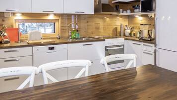 Refrigerador, microondas, lavavajillas, utensilios de cocina