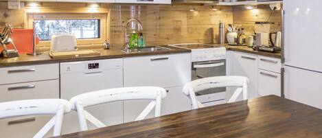 Kühlschrank, Mikrowelle, Geschirrspüler, Kochgeschirr/Geschirr/Besteck