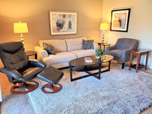 TV - Hello Scottsdale! Heated pool-Walk to Scottsdale Fashion Square! (Scottsdale)