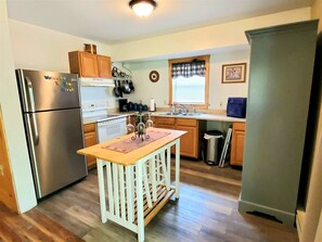 House (Steel_Driver_River_Cabin) | Private kitchen | Fridge, microwave, coffee/tea maker, cookware/dishes/utensils - Steel Driver River Cabin (Luray)