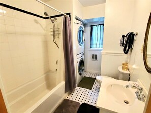 House (Steel_Driver_River_Cabin) | Bathroom - Steel Driver River Cabin (Luray)
