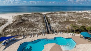 Ein Poolbereich mit freiem Blick auf Strand und Meer.