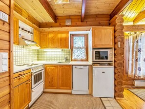 Refrigerador, microondas, lavavajillas, utensilios de cocina