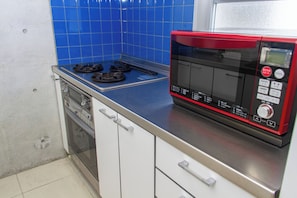Fridge, microwave, stovetop, cookware/dishes/utensils