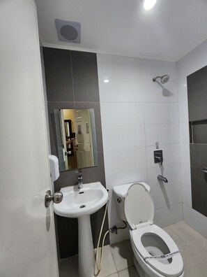 Rom – deluxe, 1 queensize-seng | Bad | Dusj, såpe, sjampo og toalettpapir