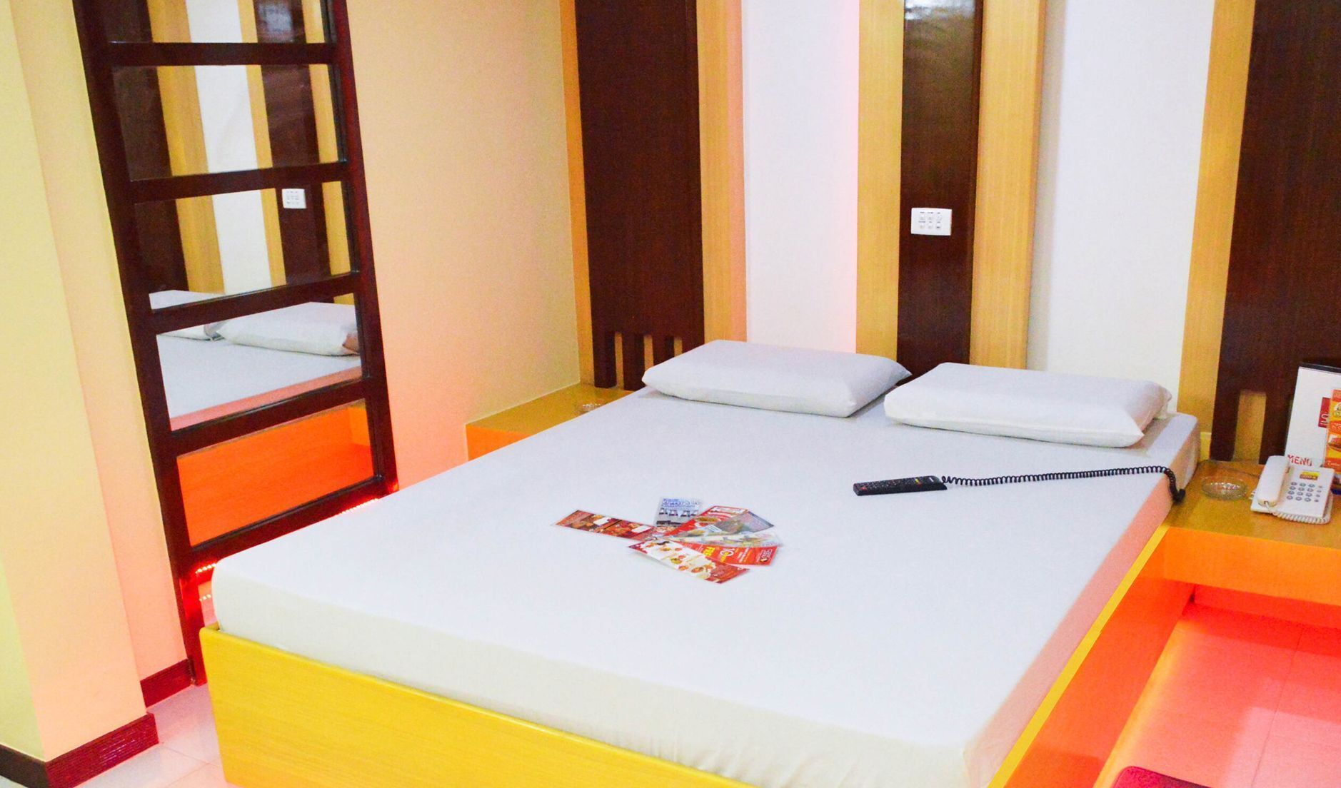 Free WiFi, bed sheets