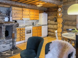 Kühlschrank, Mikrowelle, Geschirrspüler, Kochgeschirr/Geschirr/Besteck