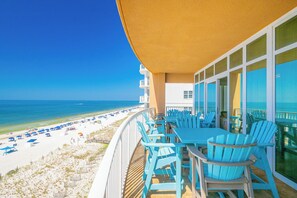 Un balcon avec vue sur une plage et l’océan.