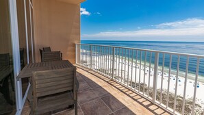 Un balcone con vista sulla spiaggia e sull'oceano.