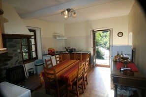 Dining - Self catering Mas Manyaques for 5 people (Tech)