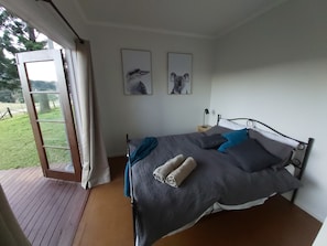 3 bedrooms, desk, iron/ironing board, free WiFi - Eucalyptus Escape - Privacy in the Hinterland (Peachester)