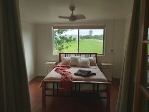 3 bedrooms, desk, iron/ironing board, free WiFi