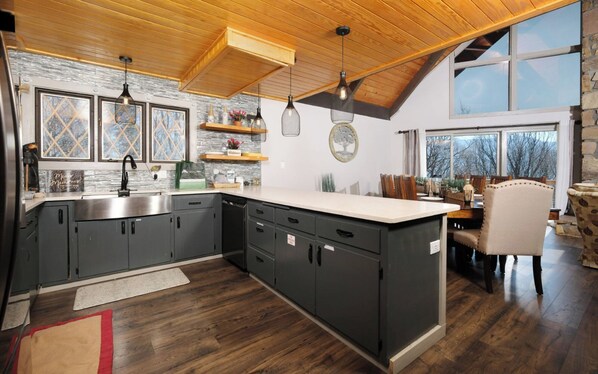 冷蔵庫、電子レンジ、オーブン、コンロ