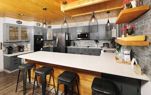 Kjøleskap, mikrobølgeovn, ovn og kokeplater