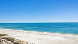 På stranden