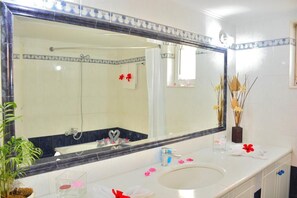 Bathtub, towels, soap, shampoo