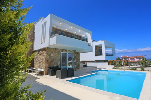 The Miracle Villa - Sea View, BBQ, Private Pool