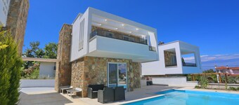 The Miracle Villa - Sea View, BBQ, Private Pool