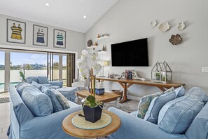 Smart TV, reproductor de DVD, futbolito y tenis de mesa 