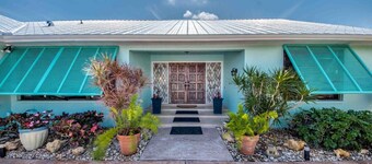 SeaGlass: Lakefront Home