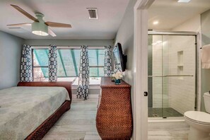 4 chambres, bureau, fer et planche à repasser, lit de bébé portatif