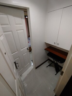 Deluxe Room, 1 Queen Bed | Living area