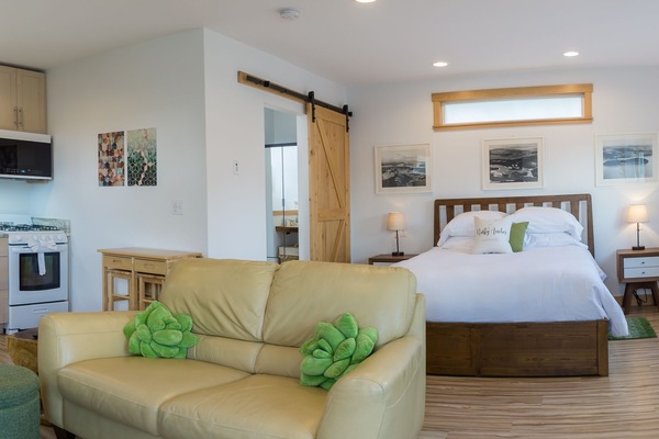 Spacious, modern studio