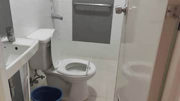 Quarto premium, 1 cama Queen | Banheiro | Chuveiro, sabonete, shampoo, papel higiênico