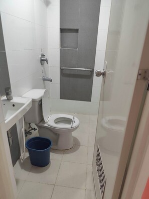 Premium kamer, 1 queensize bed | Badkamer | Een douche, zeep, shampoo, toiletpapier