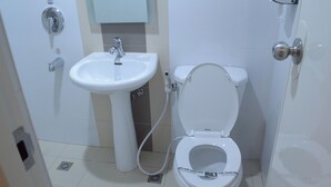ห้องดีลักซ์, เตียงควีนไซส์ 1 เตียง | ห้องน้ำ