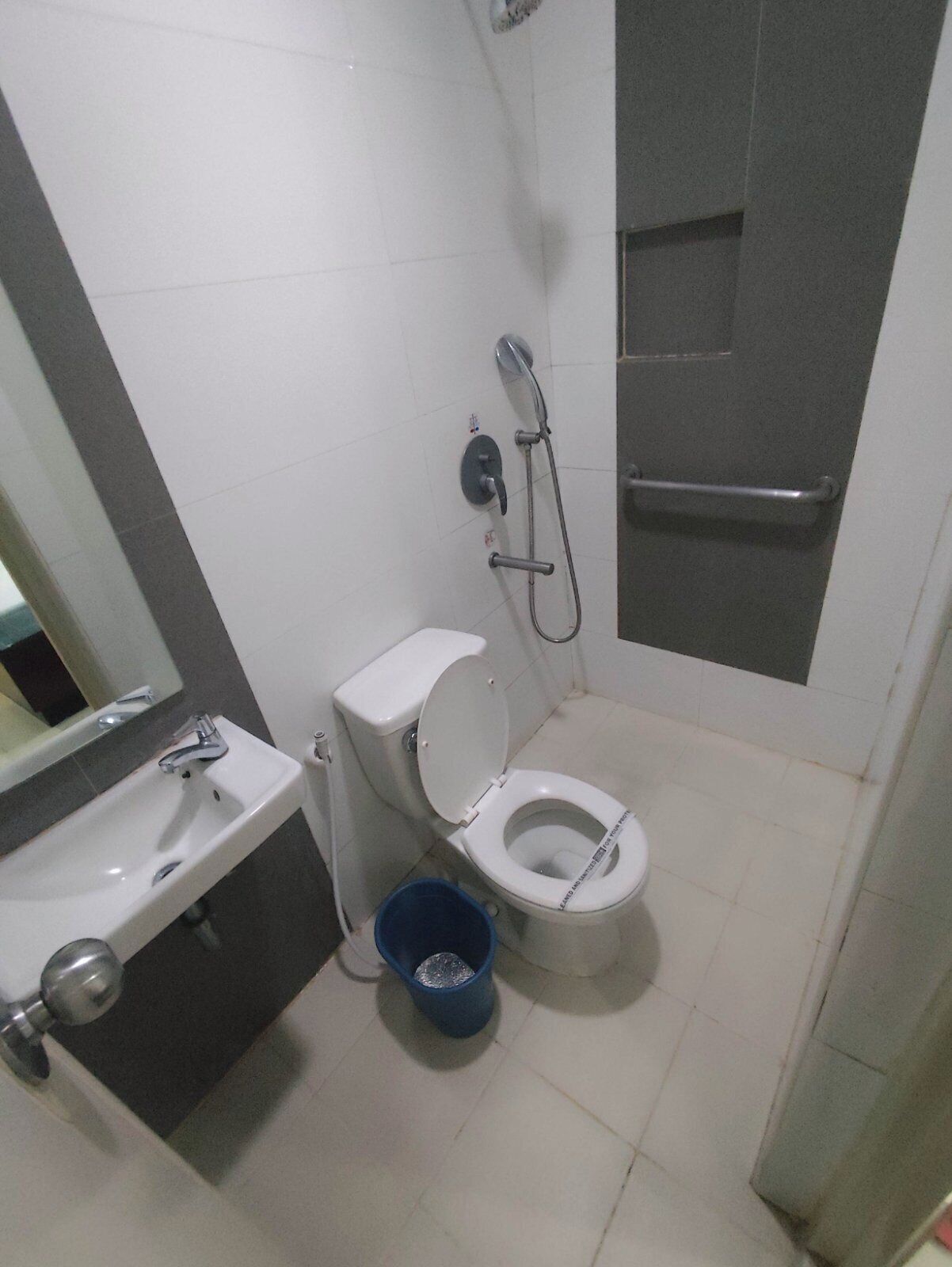 Quarto econômico, 1 cama de casal | Banheiro | Chuveiro, sabonete, shampoo, papel higiênico