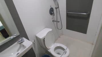 Quarto econômico, 1 cama de casal | Banheiro | Chuveiro, sabonete, shampoo, papel higiênico