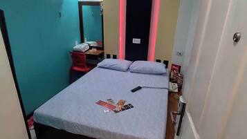 Econo Room | Free WiFi, bed sheets