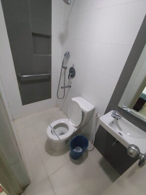 Economy Room, 1 Double Bed | Bathroom