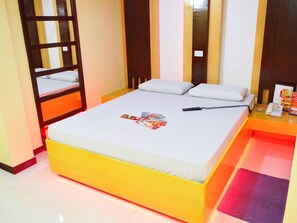 Deluxe Room, 1 Queen Bed | Free WiFi, bed sheets - Hotel Sogo Molino (Bacoor City)