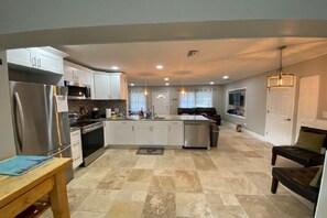 Kylskåp, mikrovågsugn, ugn och spishäll