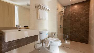 Luxury-Dreibettzimmer | Badezimmer | Dusche, Haartrockner, Hausschuhe, Handtücher