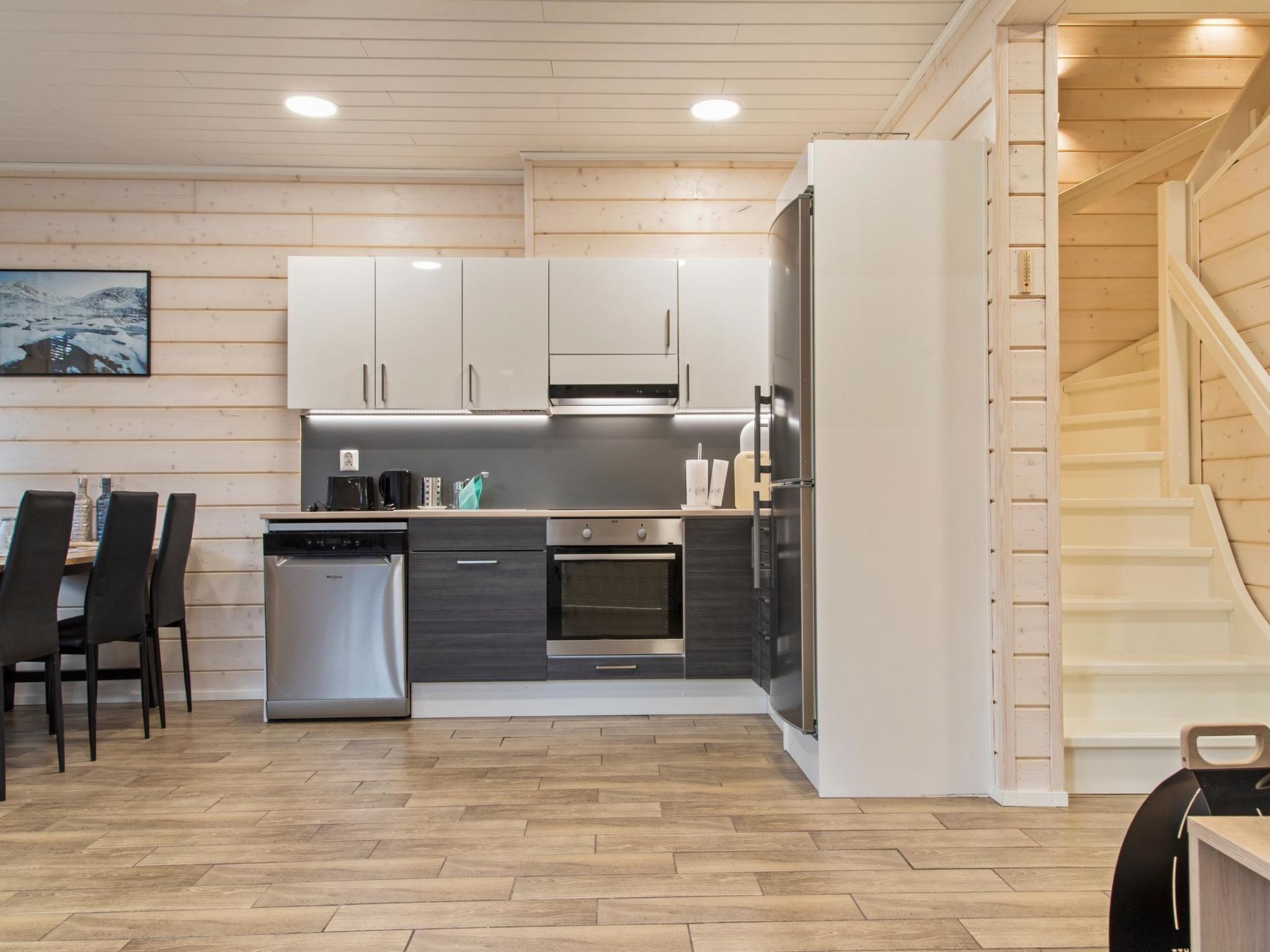 Refrigerador, microondas, lavavajillas y utensilios de cocina 