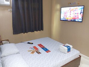 Quarto luxo, 1 cama Queen | Wi-Fi de cortesia, roupa de cama