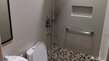 Executive Room, 1 Queen Bed | Bathroom | Shower, soap, shampoo, toilet paper