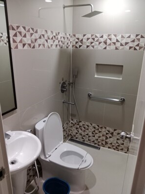 Executive Room, 1 Queen Bed | Bathroom | Shower, soap, shampoo, toilet paper - Hotel Sogo Mindanao Ave. (Quezon City)